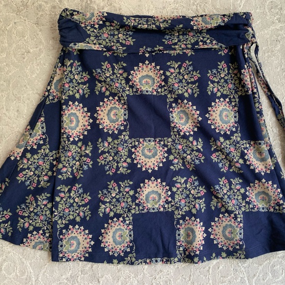 Patagonia skirt that can be turned into halter top. - Picture 1 of 4
